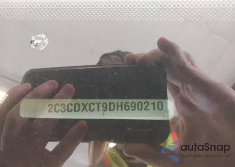 2013 Dodge Charger R/T Plus z USA, uszkodzony, nr VIN 2C3CDXCT9DH690210